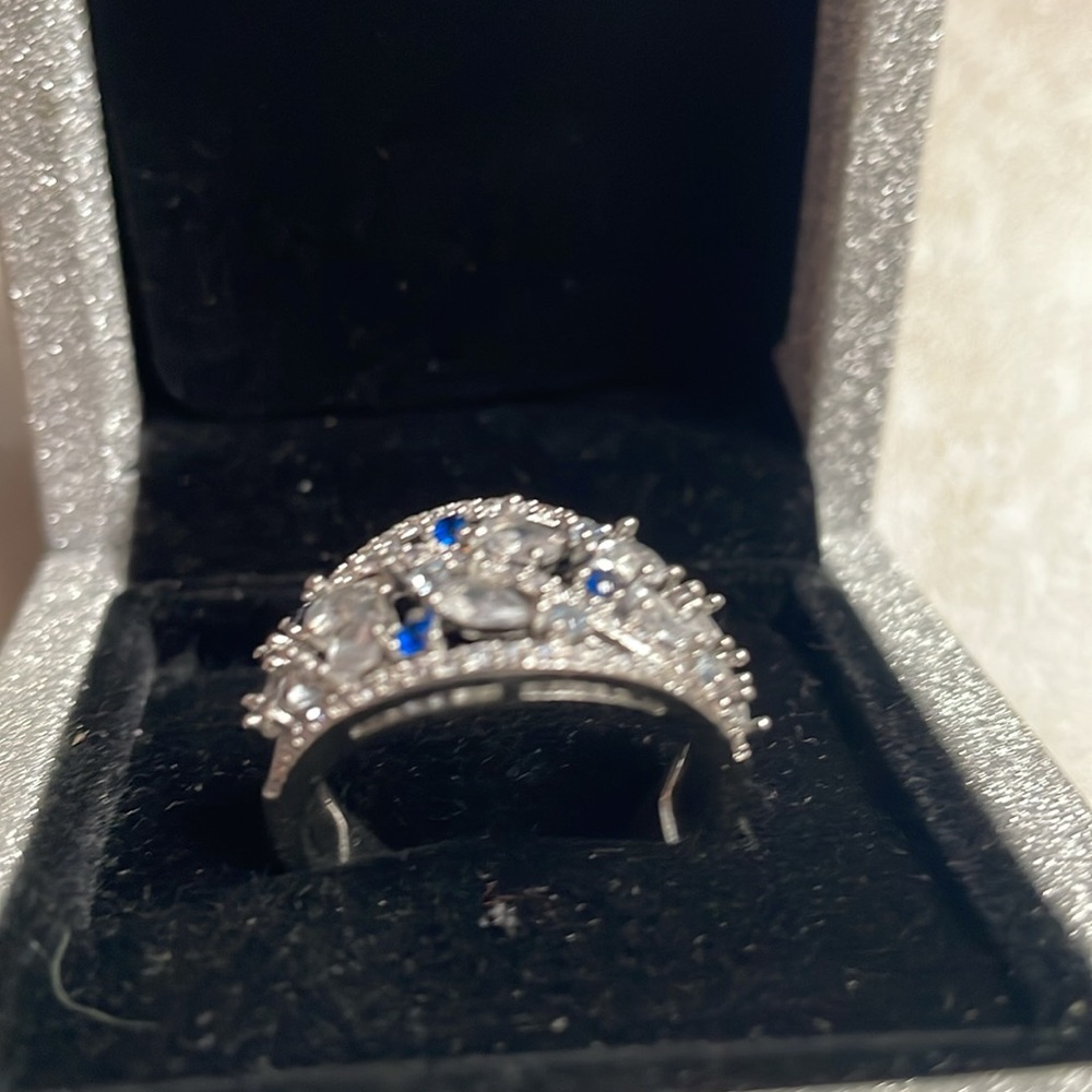 Elegant Silver and Blue Gemstone Ring - Picture 3 of 17